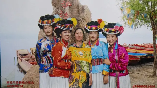 হ্রদের ধারে কয়েকজন মসুও নারী