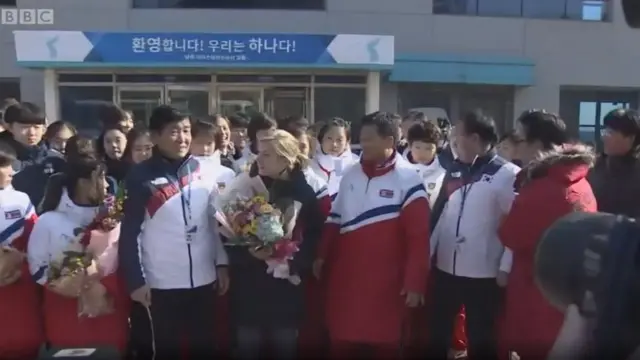 उत्तर कोरिया की महिला आइस हॉकी टीम पिछले हफ़्ते दक्षिण कोरिया पहुंची थी.
