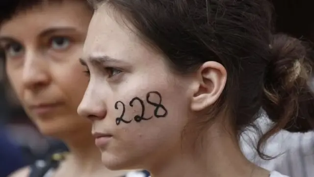 девушка на митинге