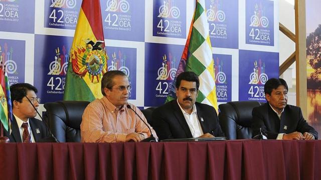 El representante de Nicaragua ante la the OEA, Deniz Moncada, el ministro de Exterior de Ecuador, Ricardo Patiño, el presidente de Venezuela, Nicolás Maduro, y David Choquehuanca, de Bolivia, durante una conferencia de prensa en el marco de la tercera sesión plenaria de la Asamblea General de la OEA el 5 de junio de 2012.