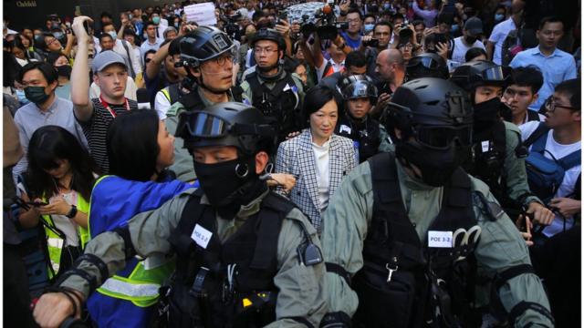 选举翌日，建制派议员叶刘淑仪被示威者指骂，要警员护送离开。