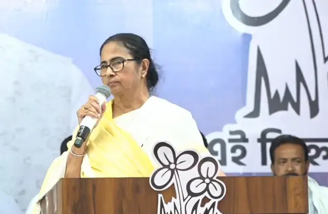 মুখ্যমন্ত্রী মমতা ব্যানার্জী অবশ্য বিজেপিকেই দায়ী করেছেন চাকরি হারাদের দুরবস্থার জন্য।