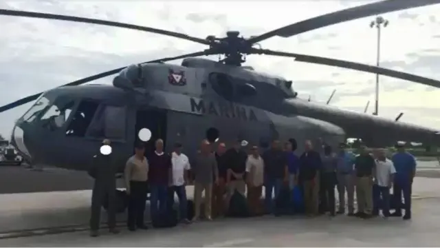 Funcionarios de EE.UU. junto a un helicóptero de la Marina de México