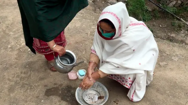 لیڈی ہیلتھ ورکر کشمیر میں