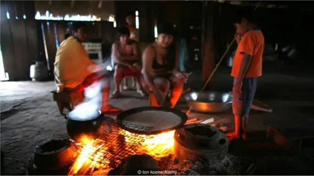 खाना पकाते लोग