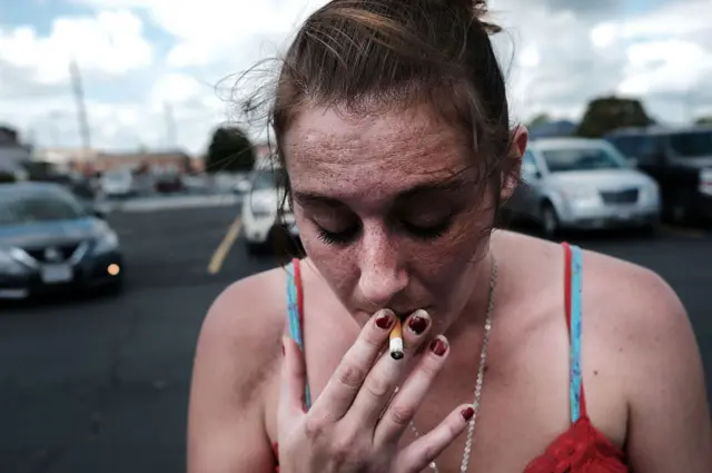 Purity, una adicta a la heroína con un cigarro en la boca