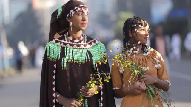 ባህላዊ ልብስ የለበሱ የበዓሉ ታዳሚዎች
