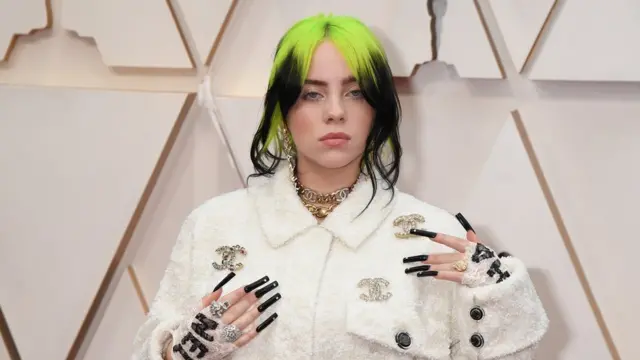18 yaşındaki müzisyen Billie Eilish, bir sonraki James Bond filminin müziklerini yapacak. Billie Eilish geceye gelirken Chanel giydi