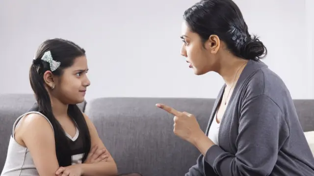 நம் குழந்தைகள் மீது கோபத்தை வெளிப்படுத்துகிறோம். ஏனென்றால் இது நமது எதிர்மறையை வெளிப்படுத்த பாதுகாப்பான இடமாகத் தெரிகிறது.