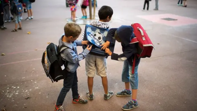 okula giden öğrenciler