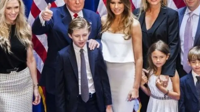 বর্তমান স্ত্রী মেলানিয়া ও সন্তানদের সঙ্গে প্রেসিডেন্ট ট্রাম্প।