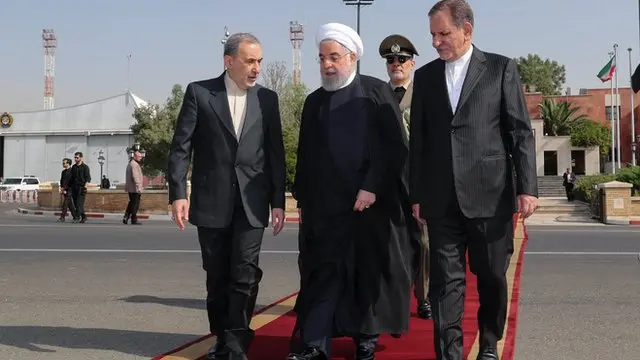 علی‌اکبر ولایتی، مشاورارشد رهبر ایران در امور خارجی حسن روحانی را برای سفر به نیویورک بدرقه می‌کند