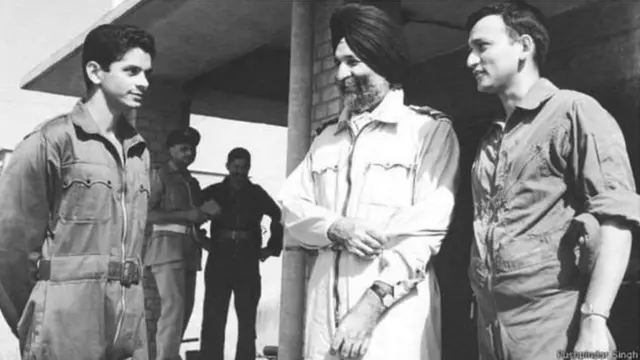 हलवारा एयर बेस पर अदम्य साहस दिखाने वाले विनोद नायब, अर्जन सिंह और बाएं खड़े हैं राठौर