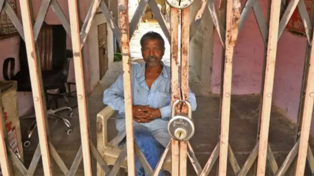 ভারতে তিন সপ্তাহের জন্য গোটা দেশ জুড়ে সম্পূর্ণ লকডাউন শুরু হয়েছে।