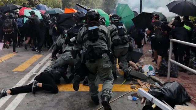 เจ้าหน้าที่ควบคุมผู้ประท้วง