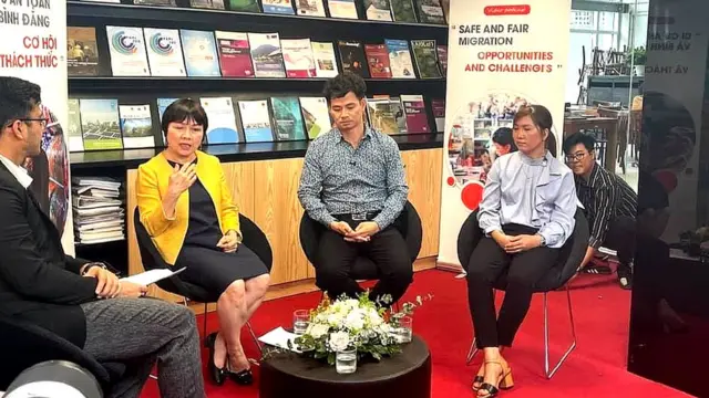 Tiến sỹ Khuất Thu Hồng (thứ hai, từ trái sang)