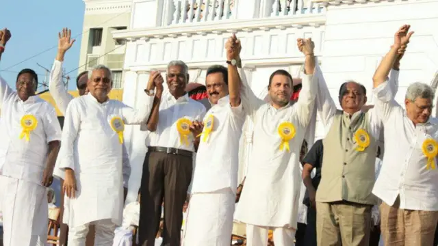 கைகோர்த்தப்படி அரசியல் தலைவர்கள்