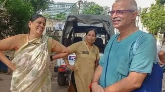 सुधा भारद्वाज (बाएं)