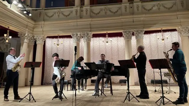 યુરી વાસીલેવીચ અને તેમના સાથી કળાકારો માનસિક દબાણ હેઠળ સંગીતના કાર્યક્રમ રજૂ કરવા ટેવાયેલા છે