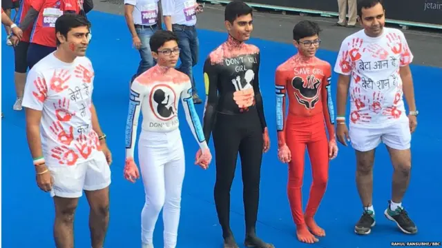 'बेटी बचाओ'चा संदेश देणारं कुटुंब.