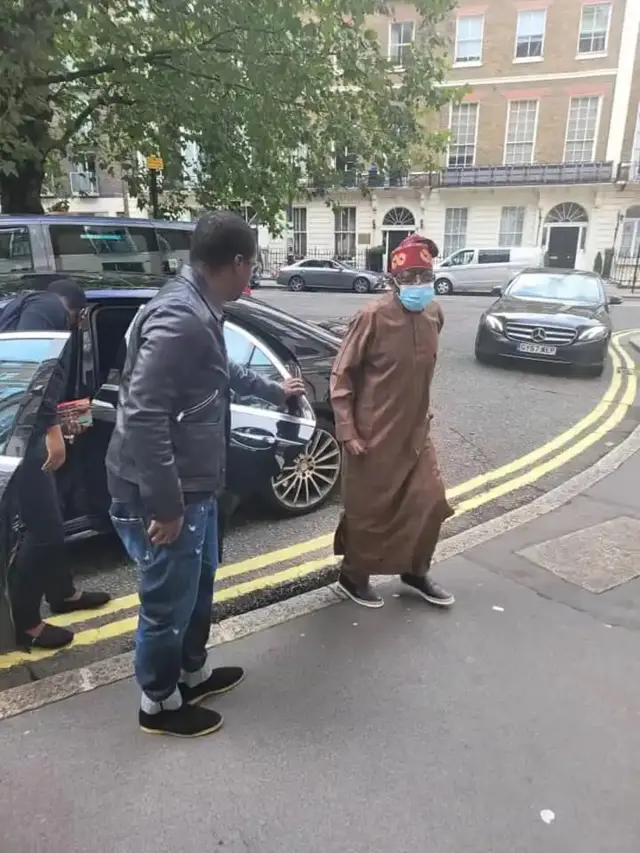 Tinubu n jade sita ninu mọto niwaju ile rẹ ni London