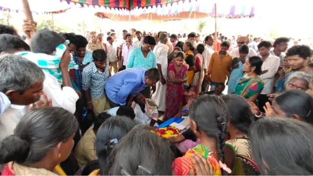 పరశురాం మృతదేహం వద్ద కుటుంబసభ్యుల రోదనలు