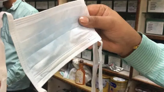 कोरोना: मास्क और सेनेटाइज़र अचानक कहां चले गए?