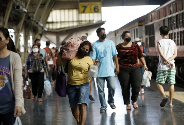 คนเดินทางกลับจากต่างจังหวัดหลังปีใหม่