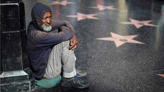 Homem sem teto em rua de Los Angeles, nos EUA. A cidade é a segunda do país, depois de Nova York, com a maior população de pessoas sem teto