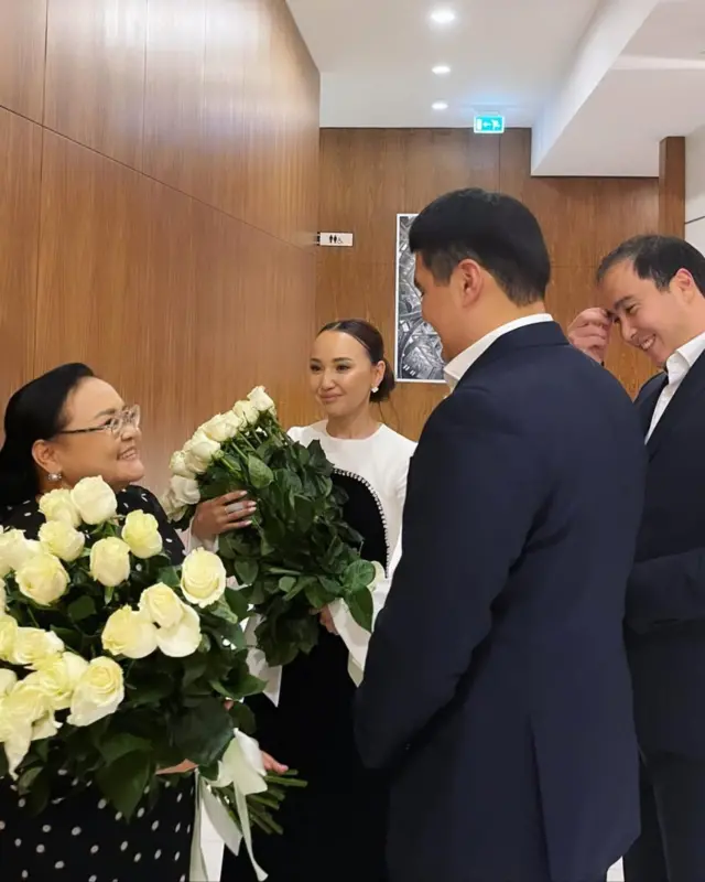 Перизат Кайрат с матерью Гани Алашбаевой и членами партии «Аманат» 