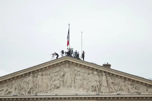 Abajejwe umutekano bari bashizwe ku gisenge c'ingoro y'inama nshingamateka y'Ubufaransa mu gihe c'ibirori vyo kwugurura inkino za Olempike Paris 2024.