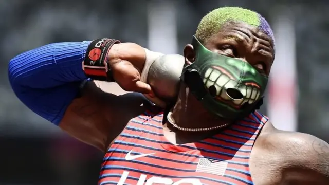 Raven Saunders en un lanzamiento de peso