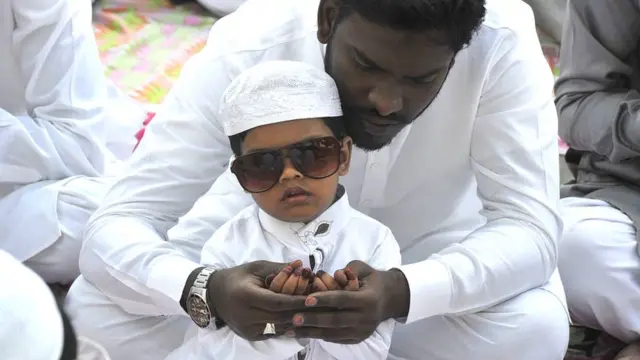 ஹைதராபாதில் நடைபெற்ற பக்ரீத் திருவிழா தொழுகையில் சிறுவனுக்கு தொழுகை செய்வதை கற்றுக்கொடுக்கும் இஸ்லாமியர்.