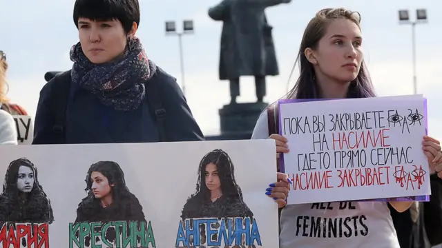 Участницы митинга в поддержку сестер Хачатурян
