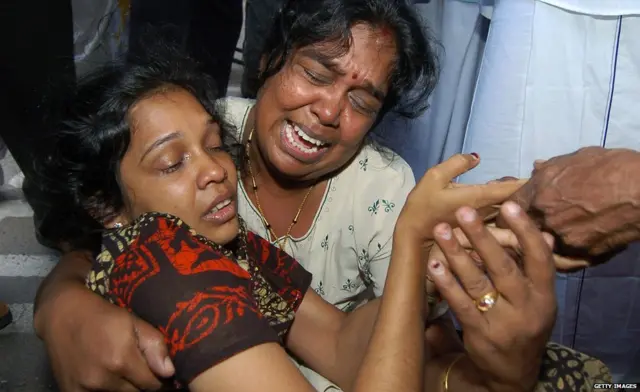 සිය සැමියාගේ දේහය ඉදිරියේ හඬා වැලපෙන විජයකලා මහේෂ්වරන්