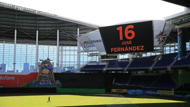 Honores a José Fernández en el estadio de los Marlins de Florida.