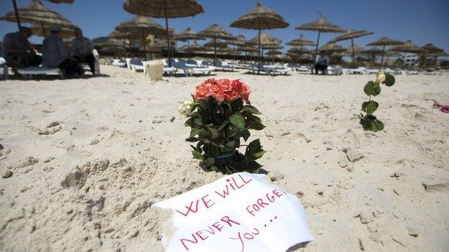 Homenagem a mortos em praia tunisiana