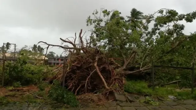 இலங்கை இயற்கை சீற்றம்: 6 பேர் பலி, முப்படைகளை ஈடுபடுத்த சிறிசேன உத்தரவு