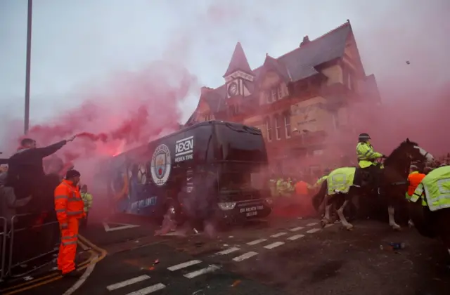 Antes del partido, el autobús del Manchester City fue atacado por aficionados del Liverpool.