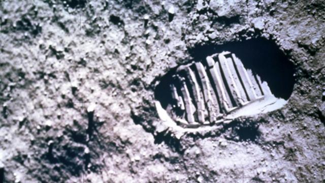 Следы американских астронавтов на поверхности Луны - это то, что хотелось бы сохранить для истории
