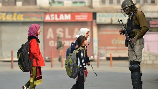 காஷ்மீர் சட்டப்பிரிவு 370 நீக்கம்: விமர்சித்த பிரிட்டன் எம்பிக்கு இந்தியாவில் விசா மறுப்பு