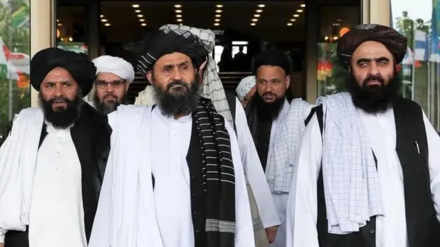 سه روز پس از تصرف کابل از سوی نظامیان طالبان، عبدالغنی برادر (نفر وسط) که معاون سیاسی گروه طالبان است وارد قندهار شد