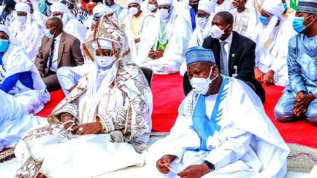 Gwamna Abdullahi Uamar Ganduje da Sarkin Kano Aminu Ado Bayero a filin Idi