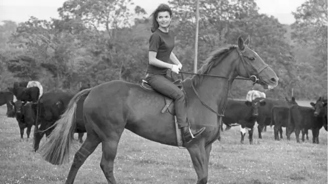 'Jackie', 1968'de Yunan armatör Aristotle Onassis ile evlendi. Evlilikleri Onassis'in 1975'teki ölümüne dek sürdü.