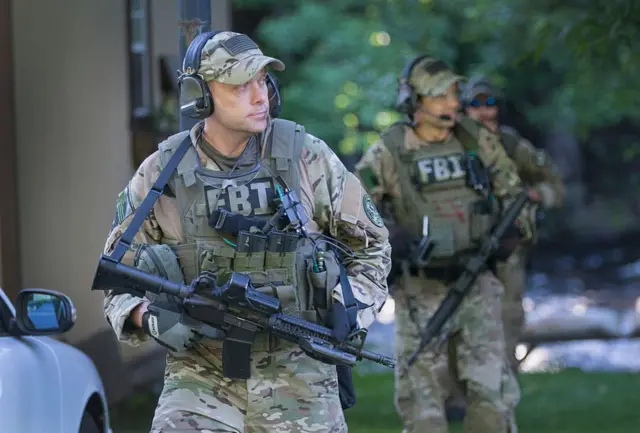 Агенты ФБР ведут облаву на преступников