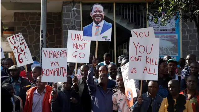 Taageerayaasha hogaamiyaha mucaaradka Kenya Raila Odinga oo ka tirsan isbahaysiga NASA oo ku banaanbaxaya dibadda maxkamadda sare ee Nairobi, August 18, 2017.