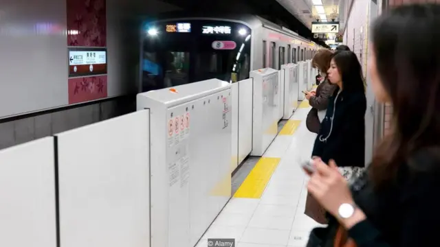 नीली रोशनी, आत्महत्या, रेलवे स्टेशन, वैज्ञानिक शोध, scientific research