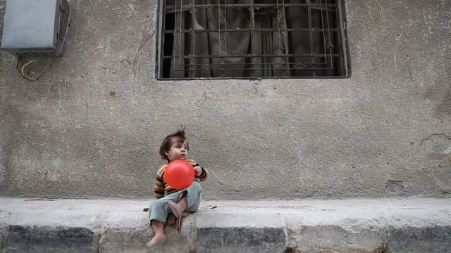 Doğu Guta'nın en büyük kasabası Duma'da bir çocuk.