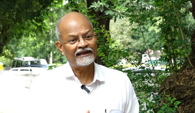 लोकशाहीत कामगार मरत असताना त्यावर अहवाल तयार होतो. तो बाहेर का येऊ नये? असा सवाल नागपूर ट्रेड युनियन कौन्सिलचे अध्यक्ष जम्मू आनंद यांनी उपस्थित केला.