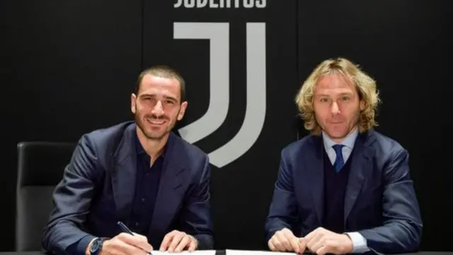 Bonucci, daga hagu, tare da mataimakin shugaban Juventus Pavel Nedved
